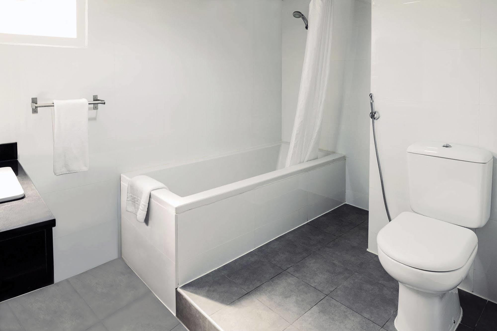 Emirates Plaza Hotel Abu Dhabi Ngoại thất bức ảnh